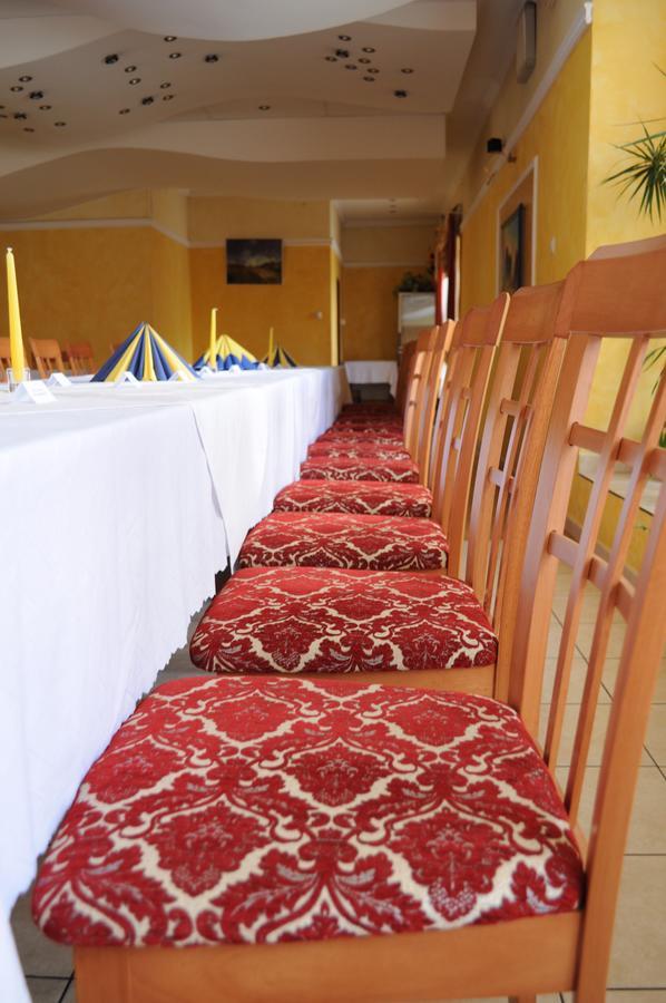 Hotel Mladost Lipany Buitenkant foto