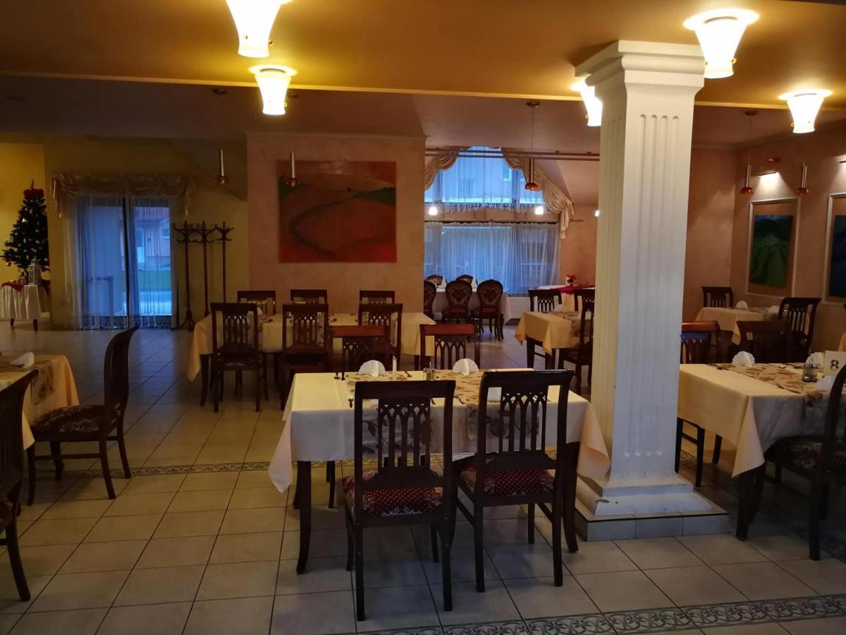 Hotel Mladost Lipany Buitenkant foto