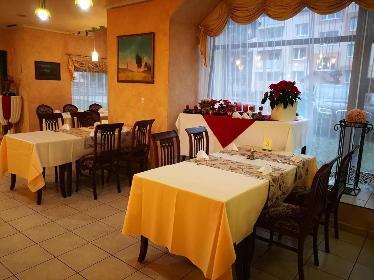 Hotel Mladost Lipany Buitenkant foto