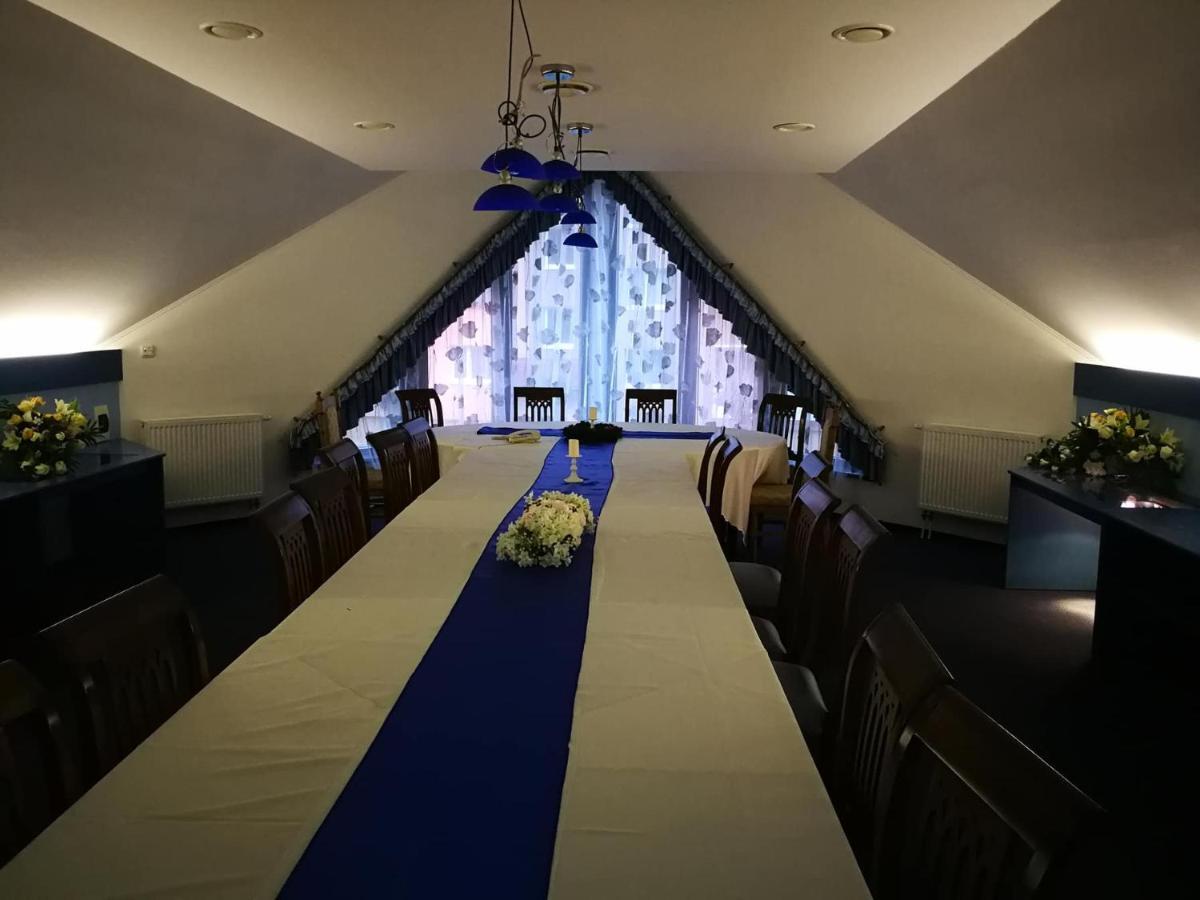 Hotel Mladost Lipany Buitenkant foto