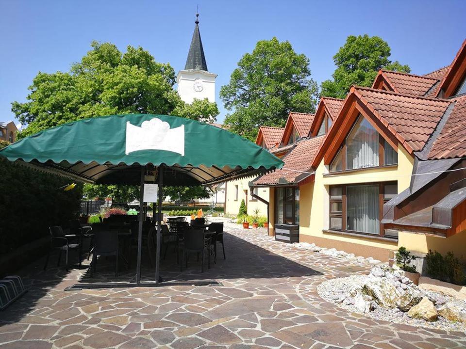 Hotel Mladost Lipany Buitenkant foto