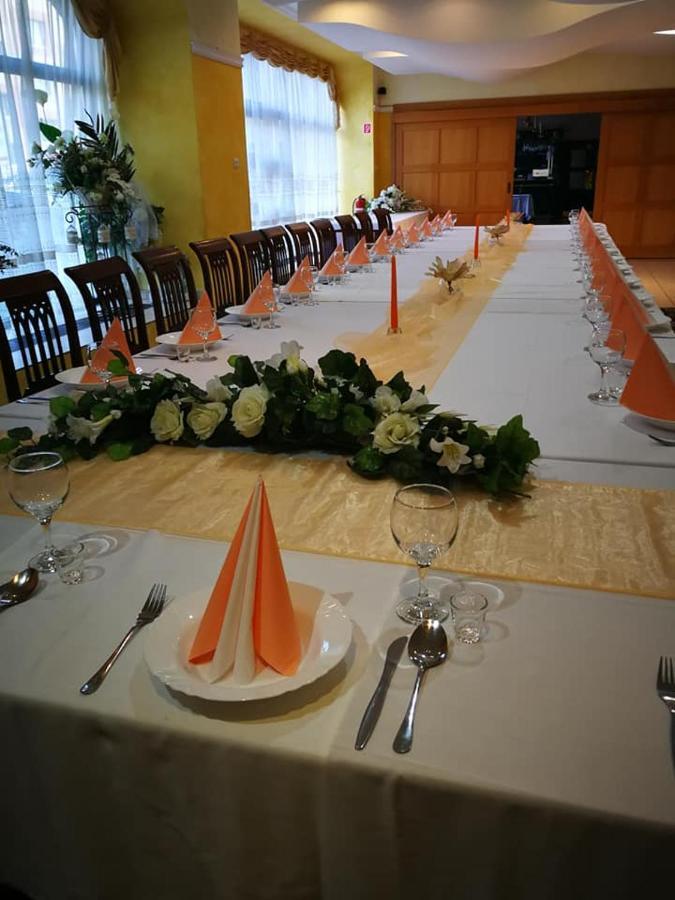 Hotel Mladost Lipany Buitenkant foto