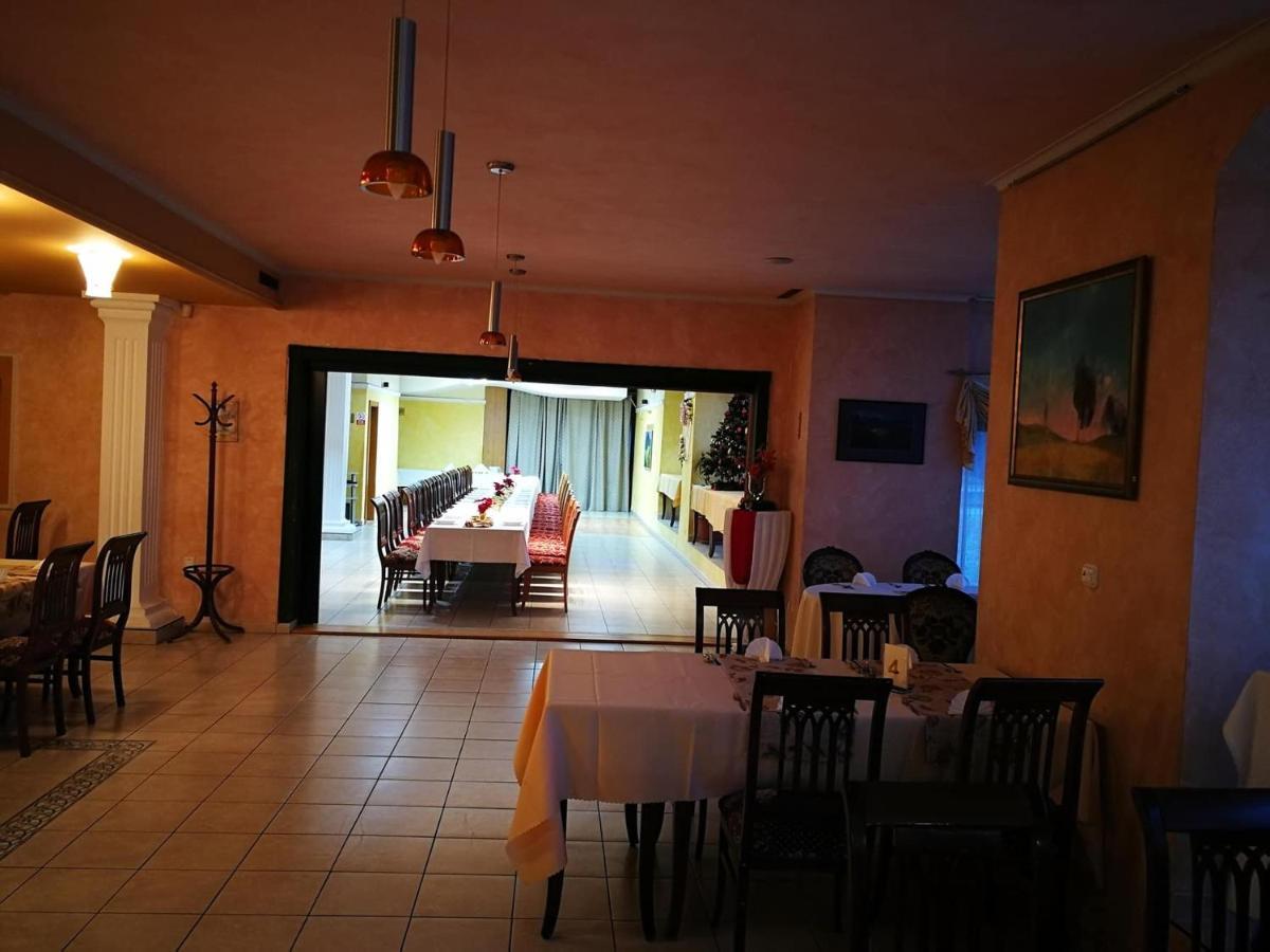 Hotel Mladost Lipany Buitenkant foto