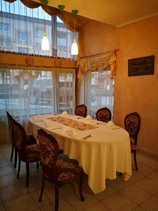 Hotel Mladost Lipany Buitenkant foto