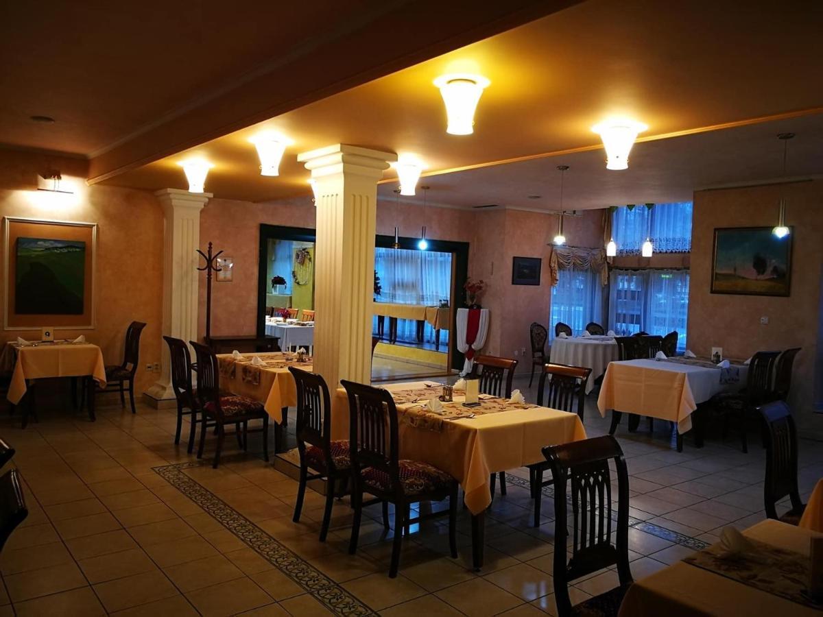 Hotel Mladost Lipany Buitenkant foto