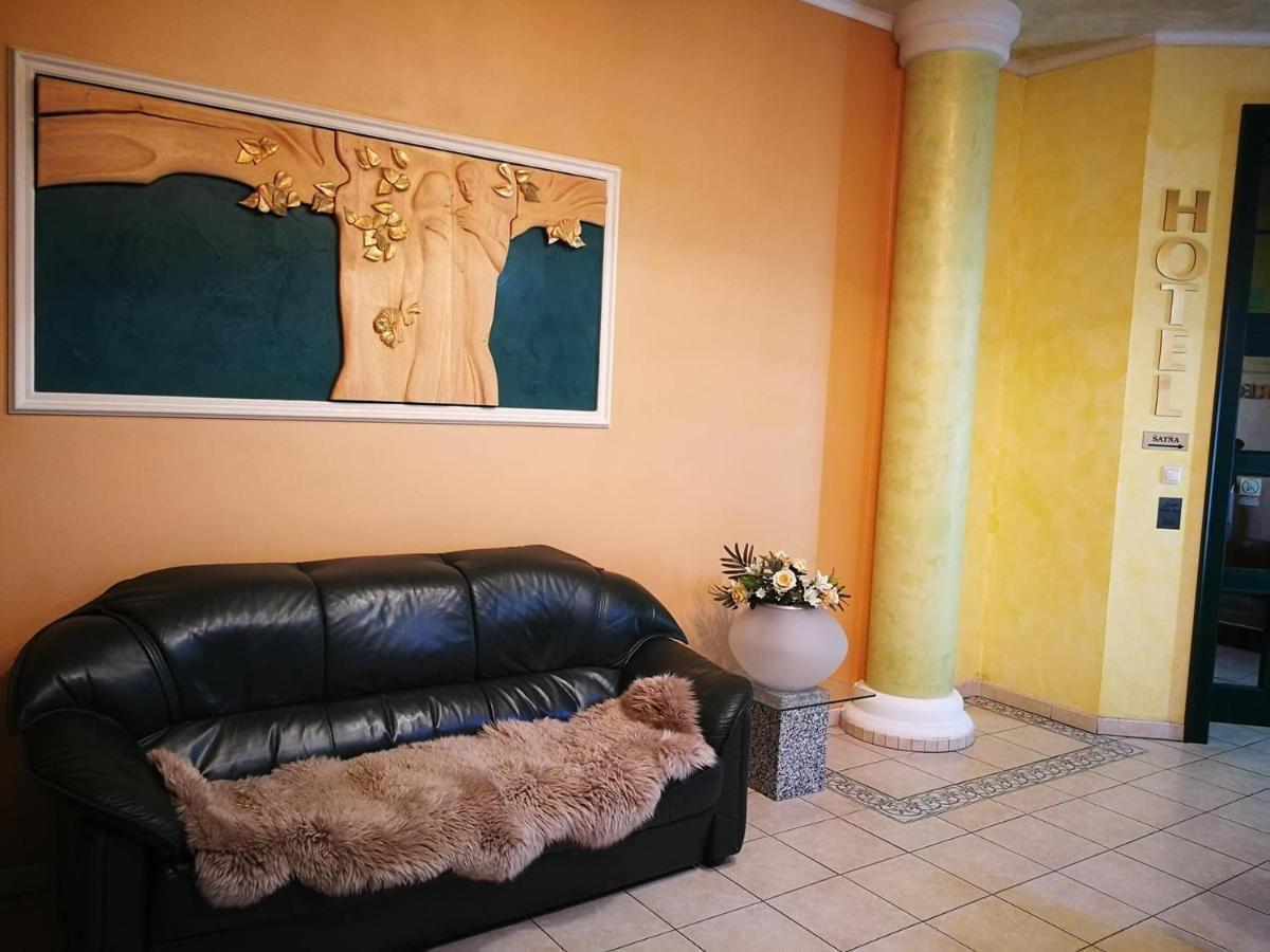 Hotel Mladost Lipany Buitenkant foto