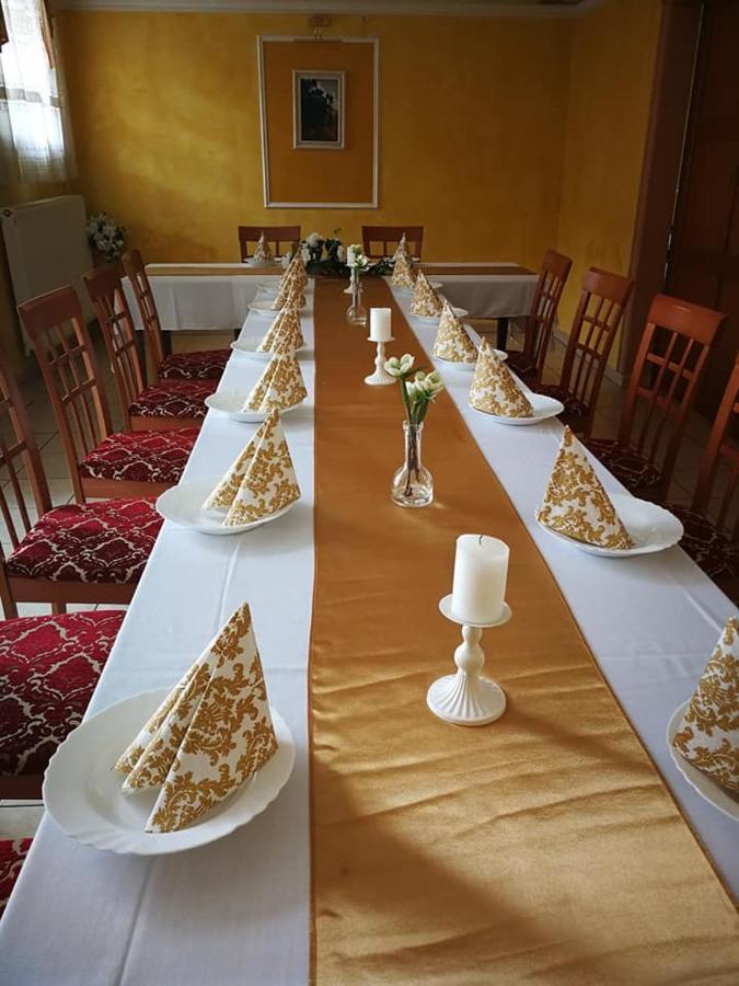 Hotel Mladost Lipany Buitenkant foto