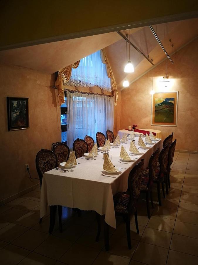 Hotel Mladost Lipany Buitenkant foto