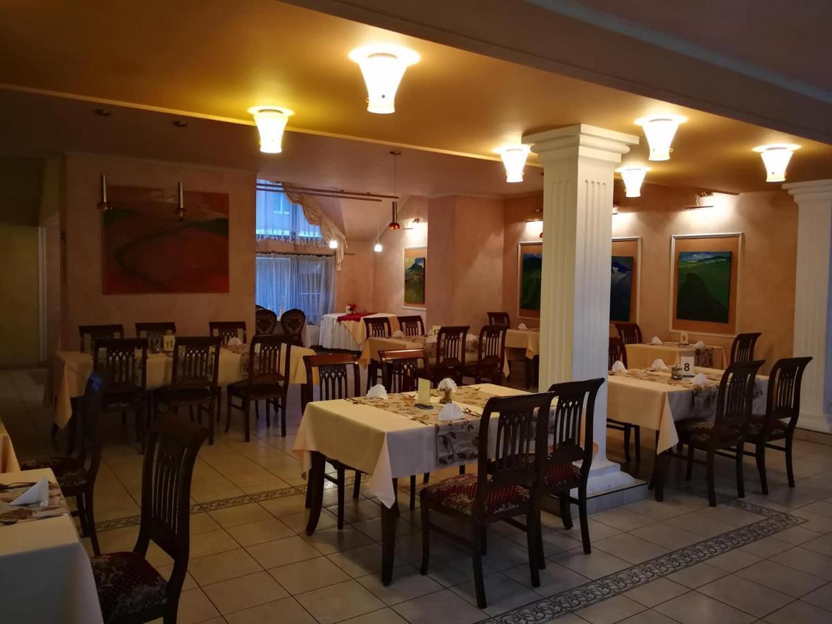 Hotel Mladost Lipany Buitenkant foto