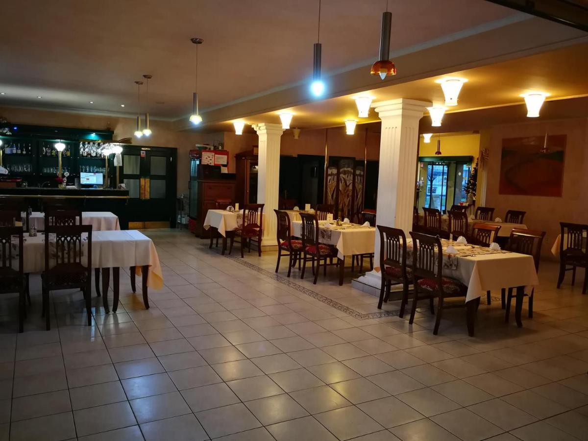 Hotel Mladost Lipany Buitenkant foto